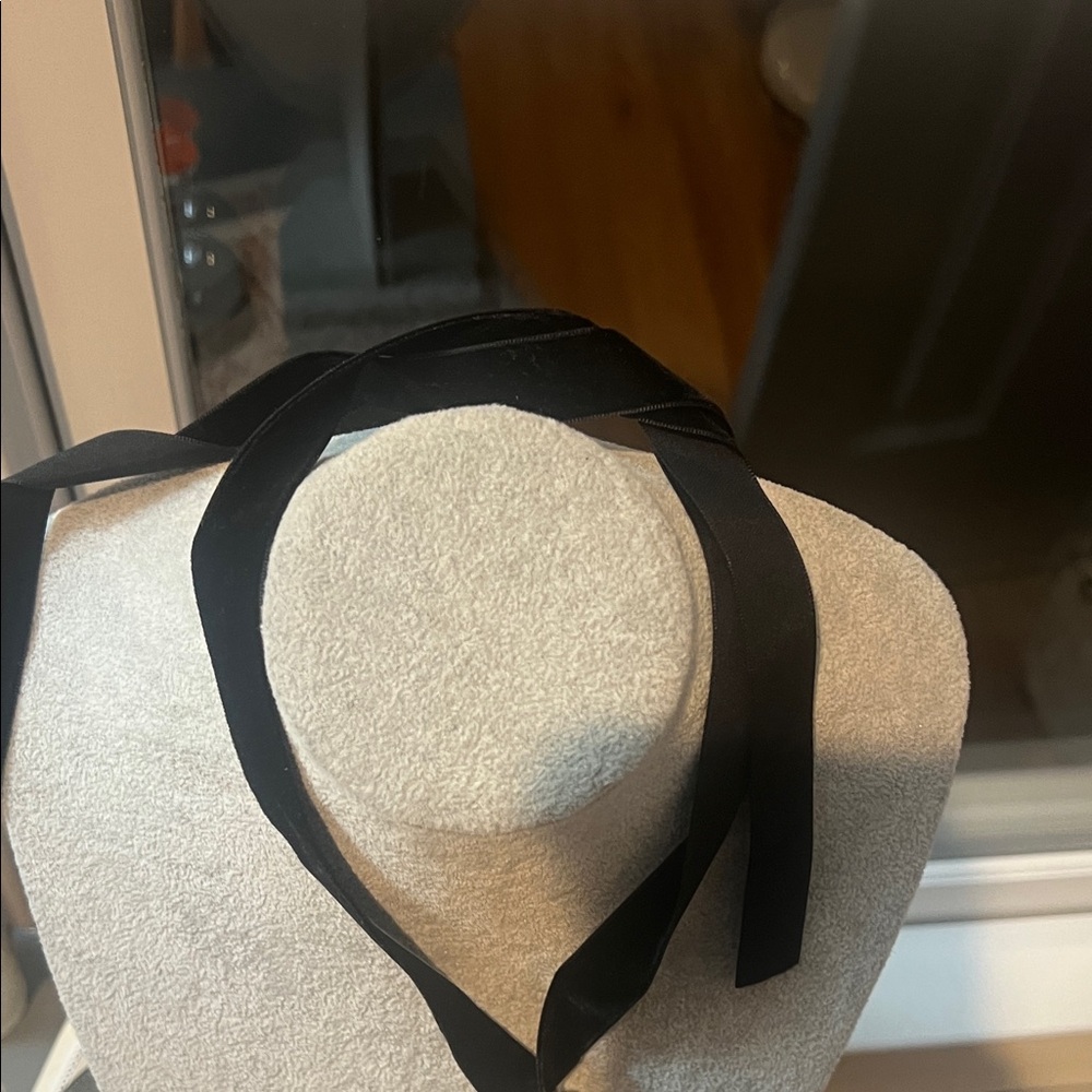 Elegant Black and Green Pendant Necklace - Picture 4 of 4